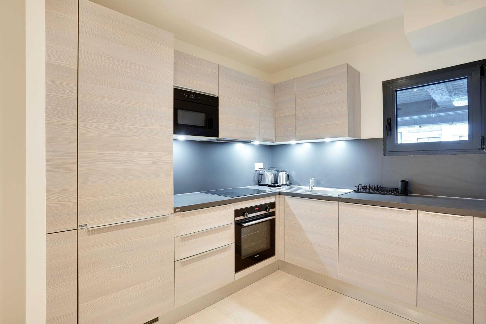 Raffinement Et Confort Dans Cette Residence A Levallois-Perret Luaran gambar