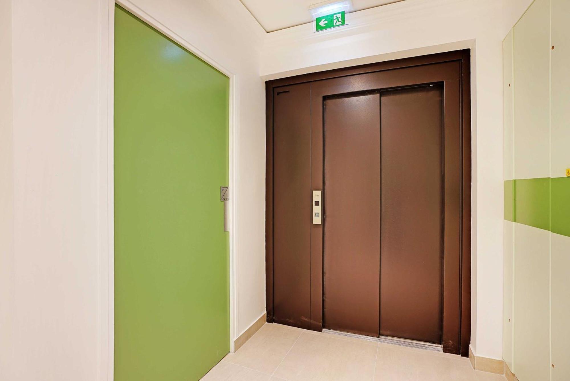 Raffinement Et Confort Dans Cette Residence A Levallois-Perret Luaran gambar