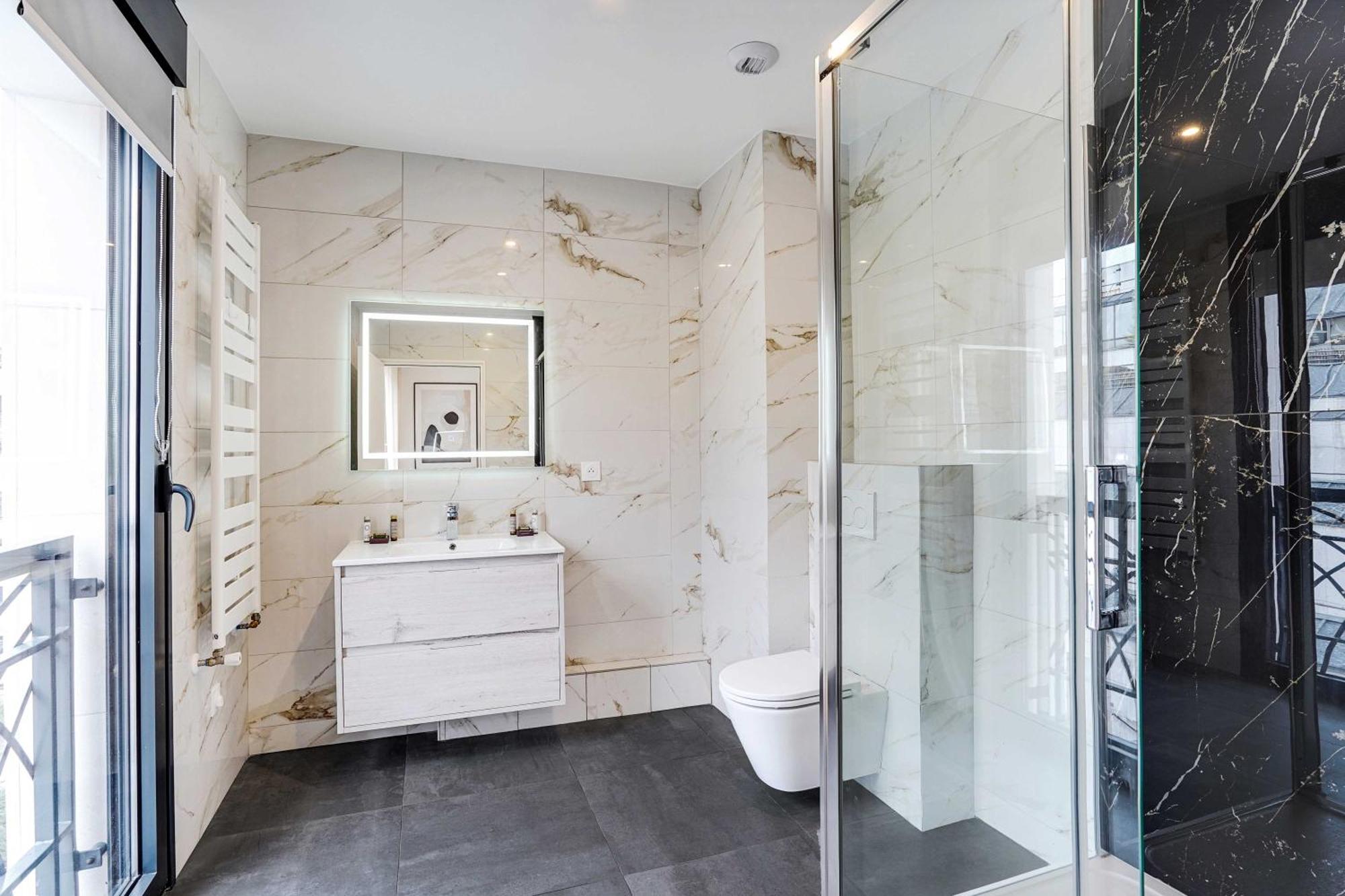 Raffinement Et Confort Dans Cette Residence A Levallois-Perret Luaran gambar